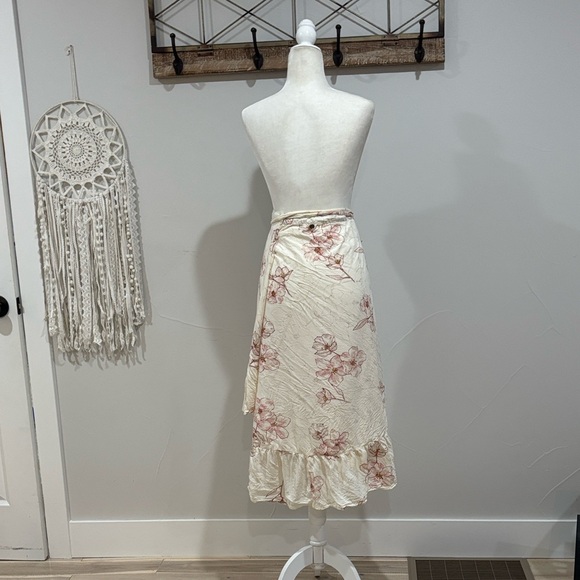 Billabong Cream Wrap Skirt with Dusty Rose Floral - Picture 4 of 4